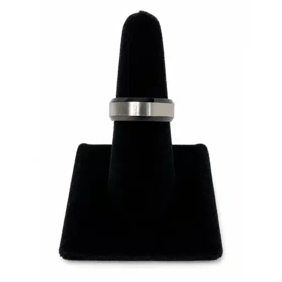 Black edge stainless steel ring on black display stand-20597SR157